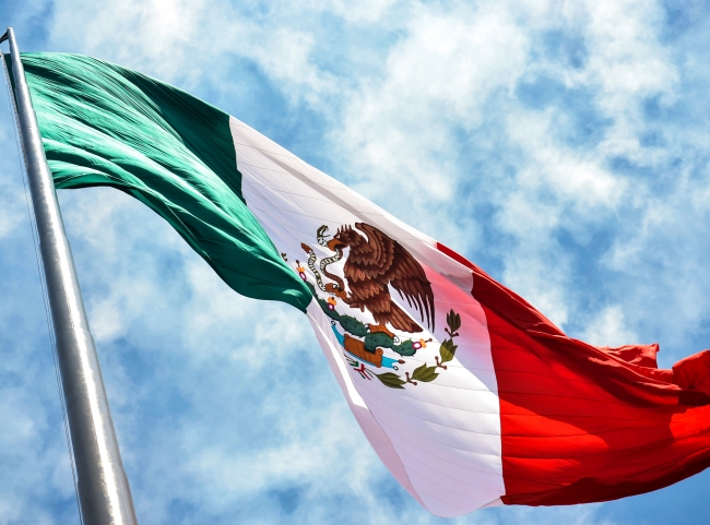 Tenemos que reafirmar nuestro patriotismo honrando a la bandera: AMLO