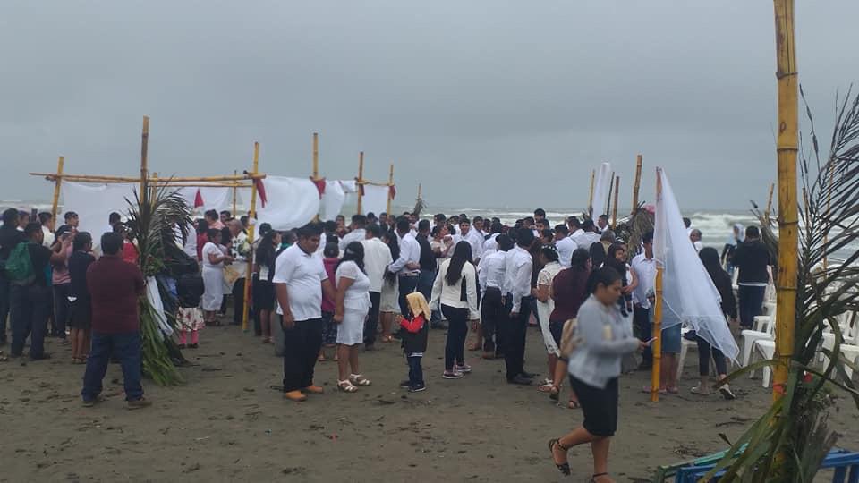 Se casan 50 parejas frente a playas de Pajapan