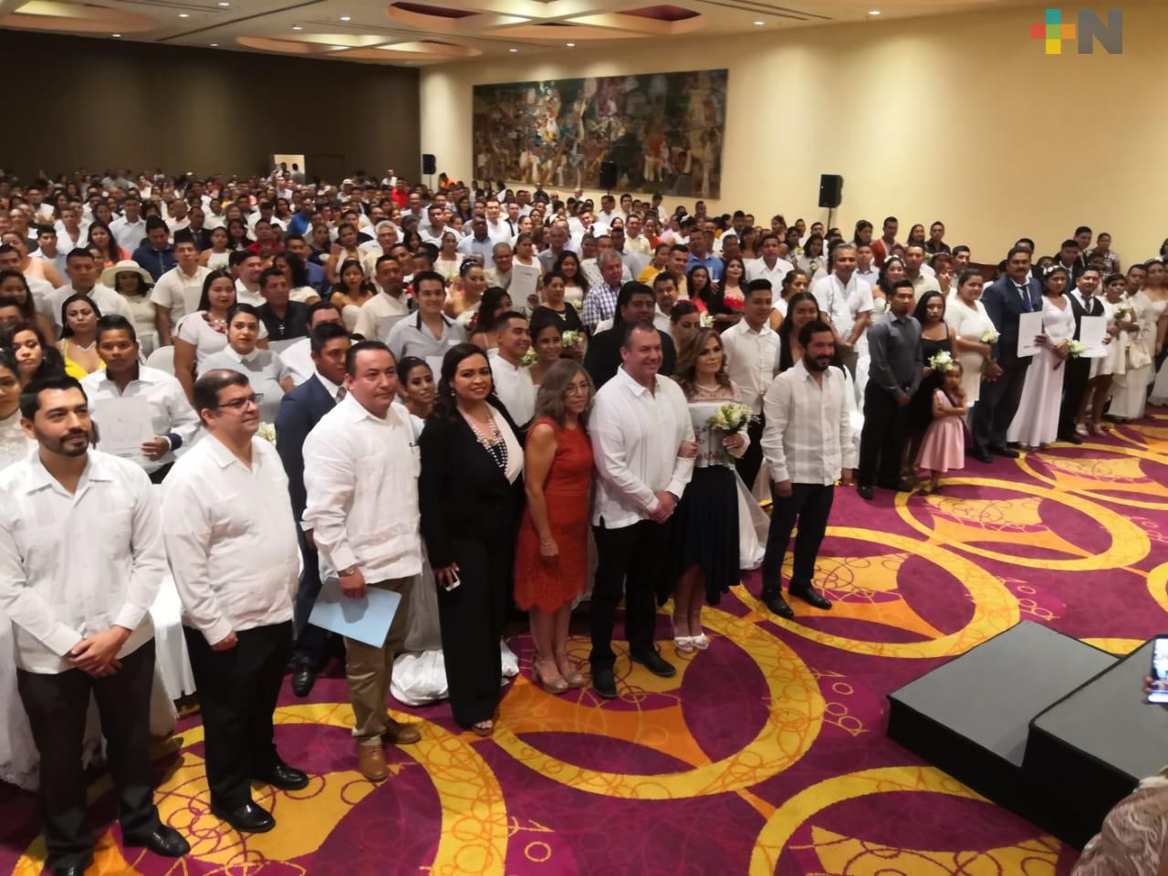 Más de 300 parejas participan en boda colectiva de Boca del Río