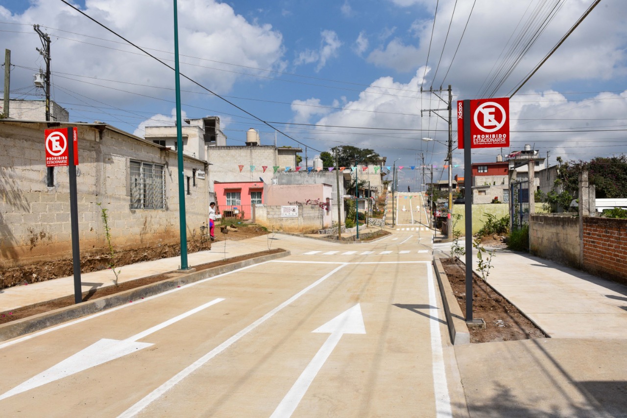 Entregan pavimentación de la calle Ciprés, en Xalapa