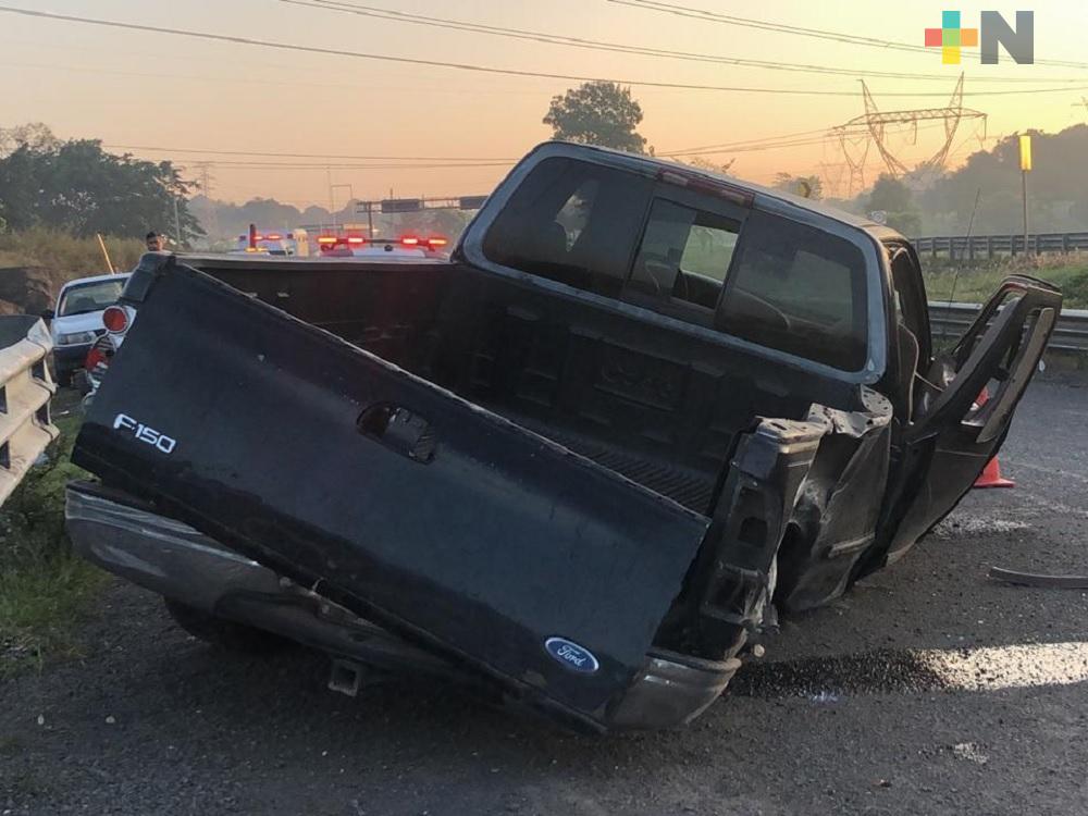 Camioneta con migrantes se accidenta en autopista La Tinaja-Cosoleacaque; hay ocho lesionados