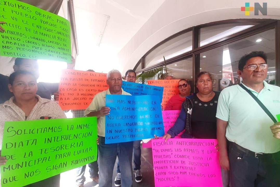 Ciudadanos toman palacio municipal de Jamapa; piden investigar enriquecimiento ilícito de alcaldesa