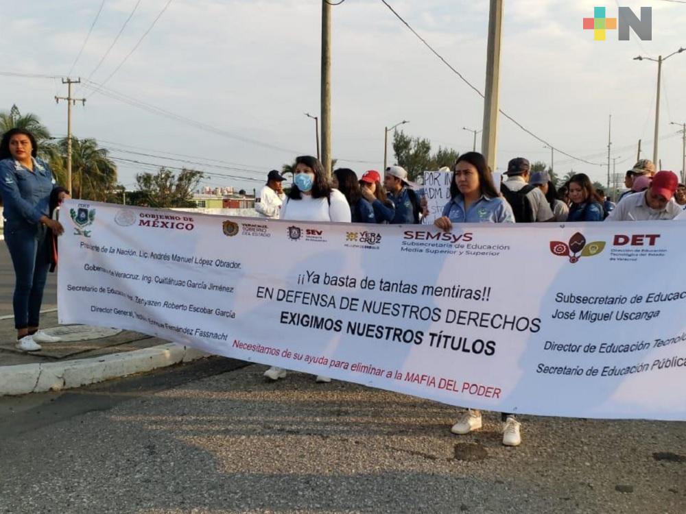 Con marcha pacífica, egresados del Itesco solicitan entrega de sus títulos