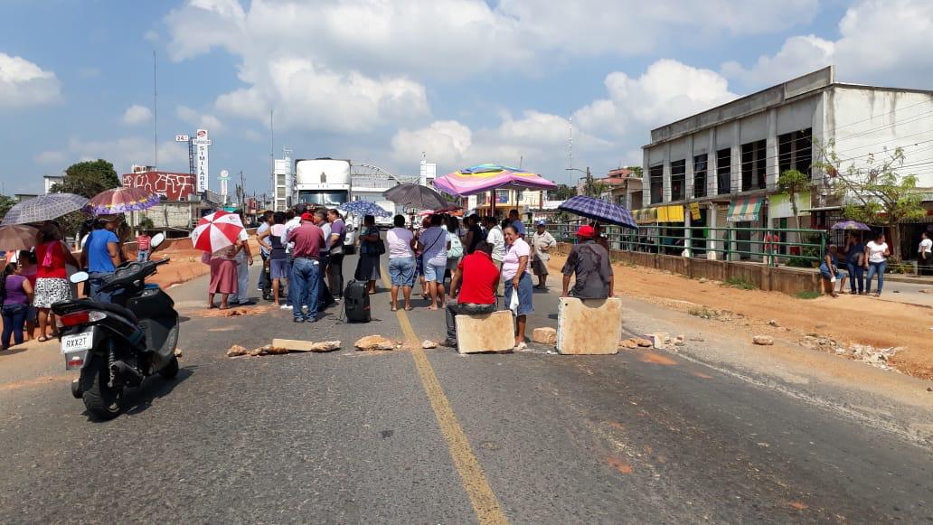 Habitantes de Cosoleacaque bloquearon carretera, piden retiro de una barda