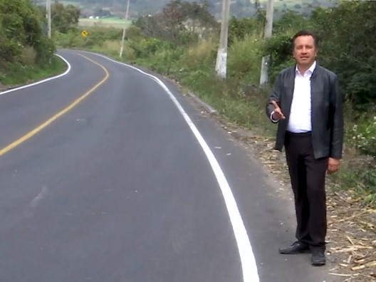 Supervisa Cuitláhuac rehabilitación de  carretera en beneficio de zona cañera