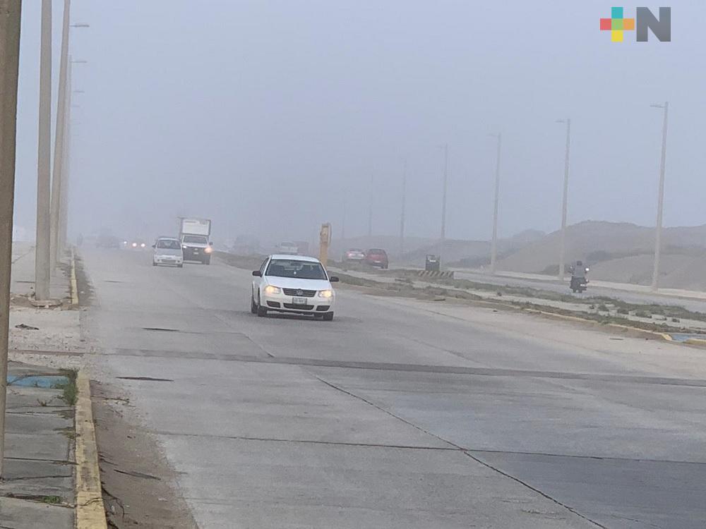 Densa niebla impide visibilidad en avenidas de Coatzacoalcos