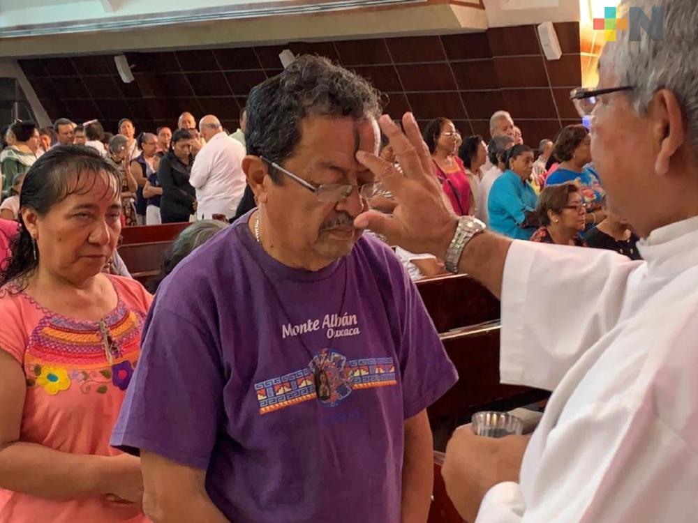 Desde temprana hora, fieles acuden a la imposición de ceniza en Coatzacoalcos
