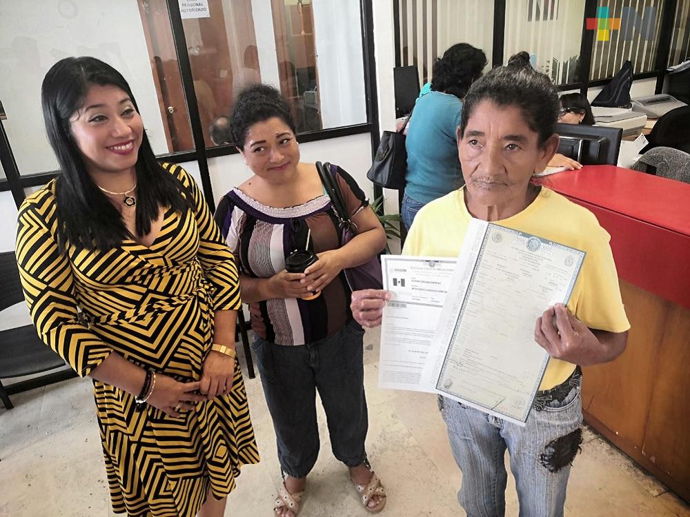 Después de 72 años, Mercedes González obtiene  acta de nacimiento extemporánea en Coatzacoalcos