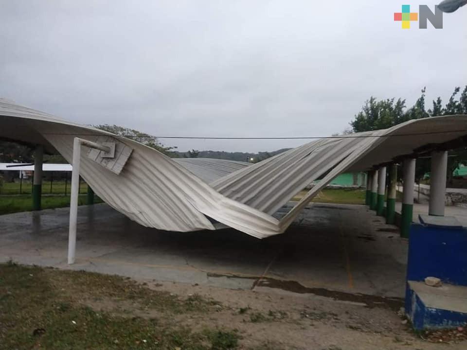 Vientos del Frente Frío 41 colapsan domo de escuela en el municipio de Cerro Azul