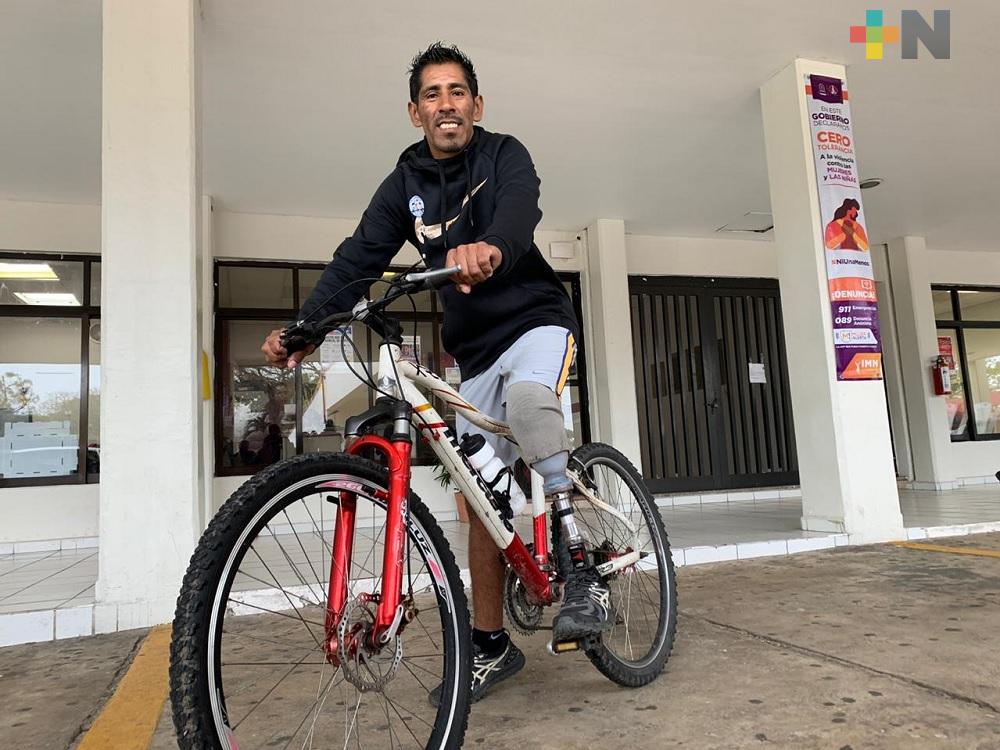 Ciclista con discapacidad, emprende negocio de comida a domicilio