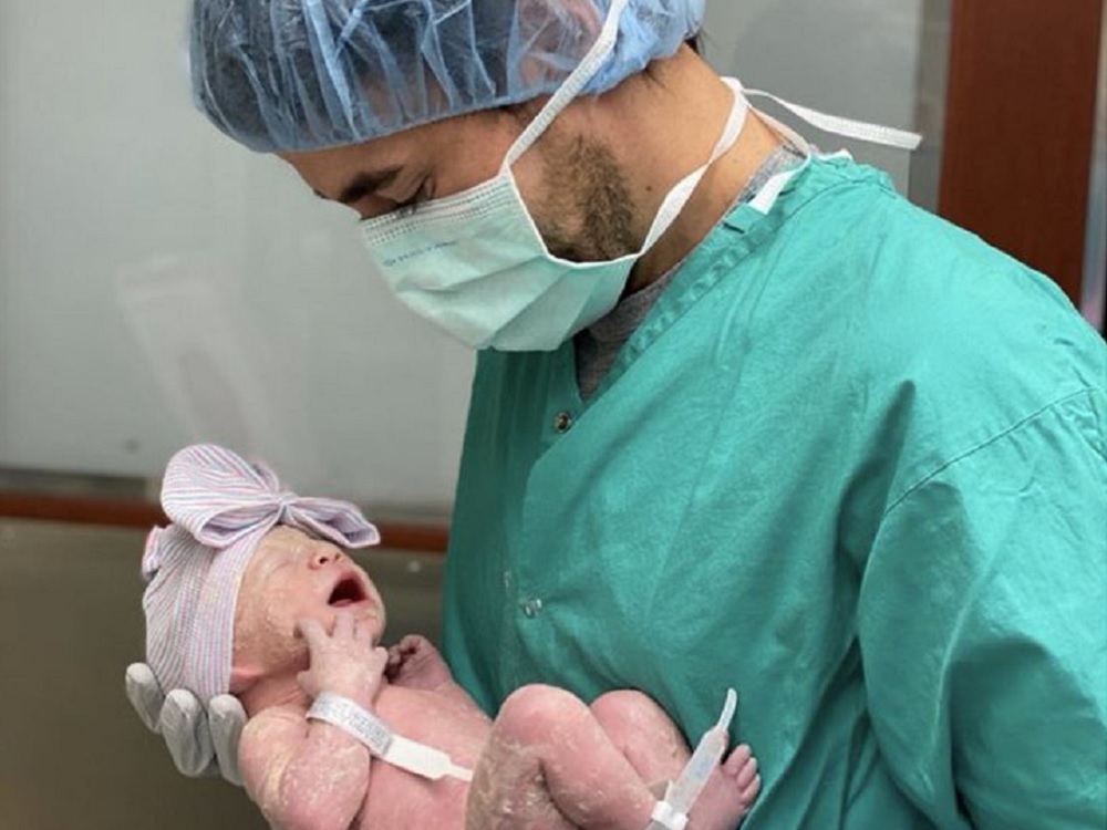 Enrique Iglesias y Anna Kournikova muestran fotos de su tercer hijo