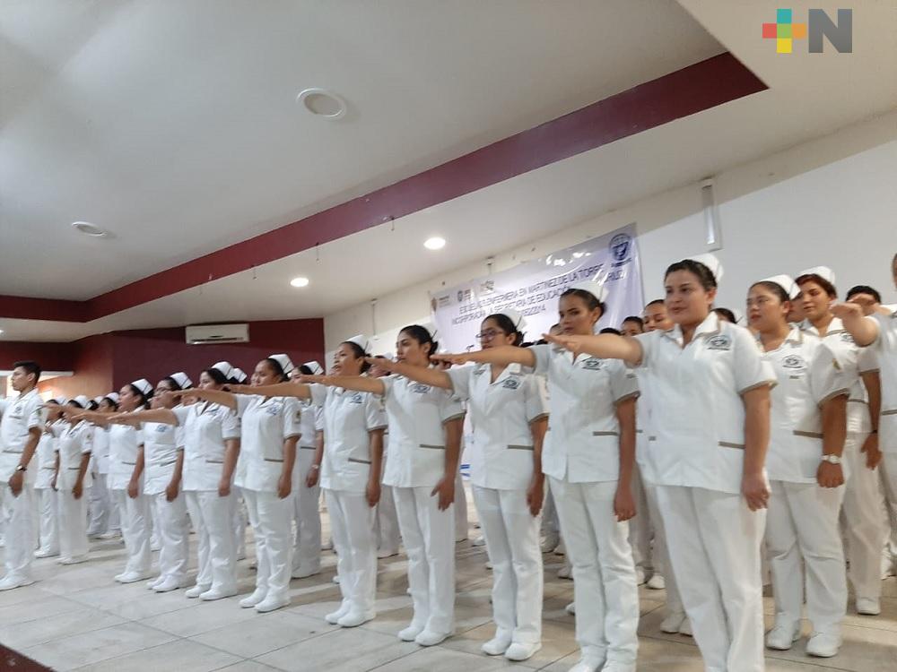 Escuela de Enfermería de Martínez de la Torre realiza ceremonia de imposición de cofias e insignias