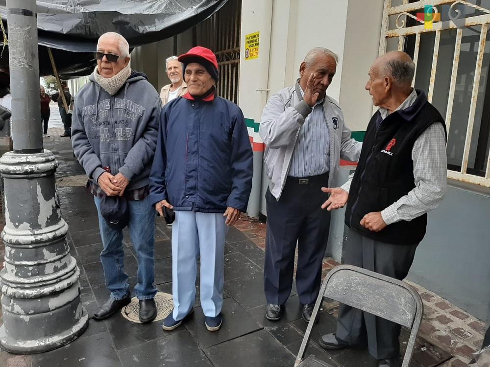 Extrabajadores del Recinto Portuario de Veracruz denunciaron al expresidente Carlos Salinas