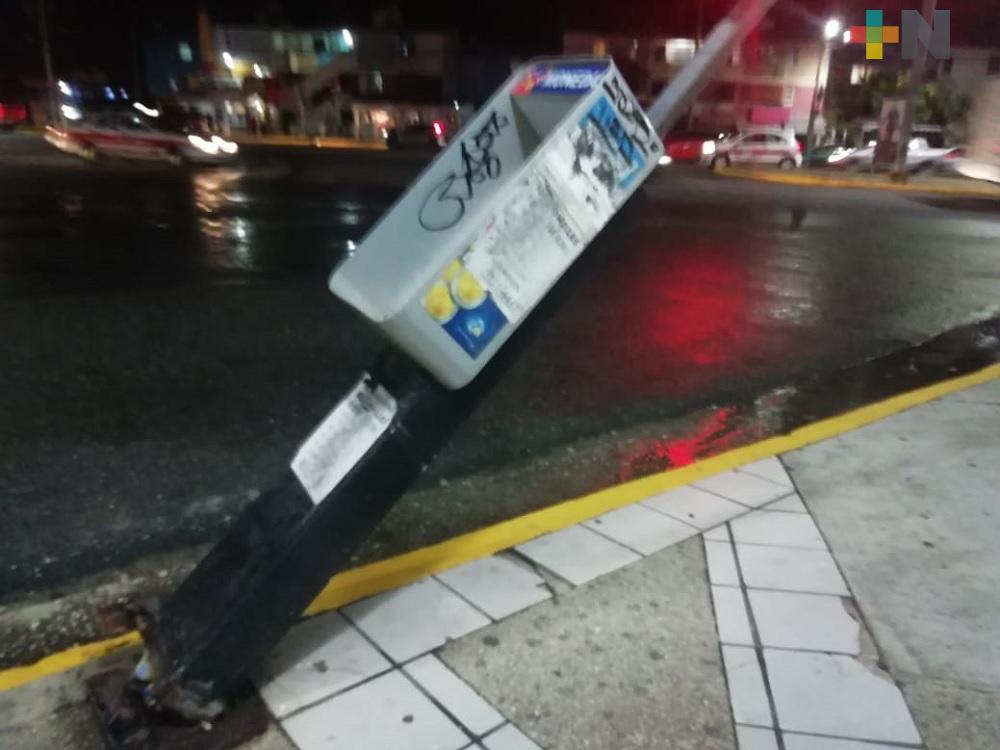 Viviendas destechadas y postes derribados deja FF 41 en Coatzacoalcos