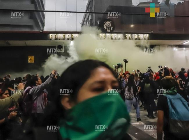 Se enfrentan mujeres y policías en manifestación