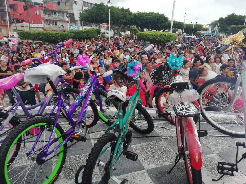 En Agua Dulce, realizaron Festival de Reyes para niños