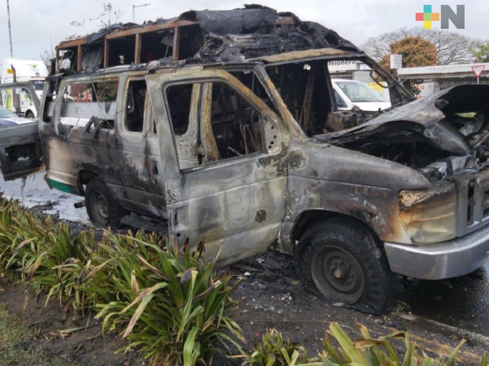 Fuego consume ambulancia del IMSS; sin reportarse lesionados