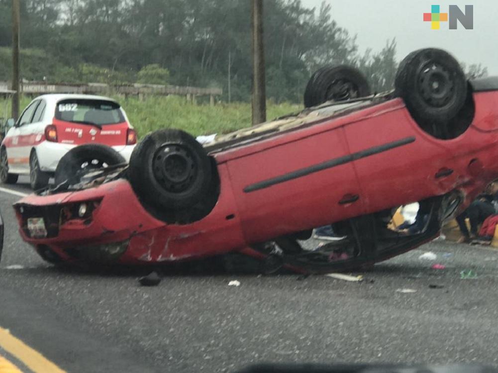 Fuerte volcadura deja como saldo a ocupantes lesionados