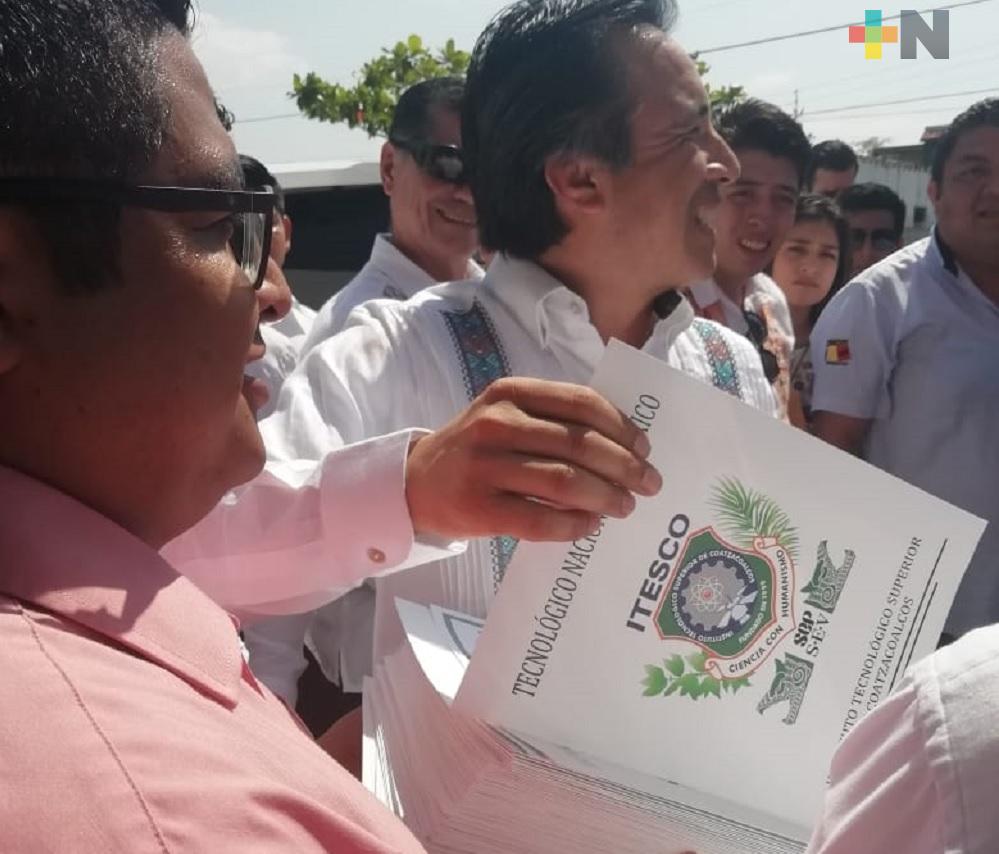 Gobernador Cuitláhuac García entrega títulos a egresados del Itesco
