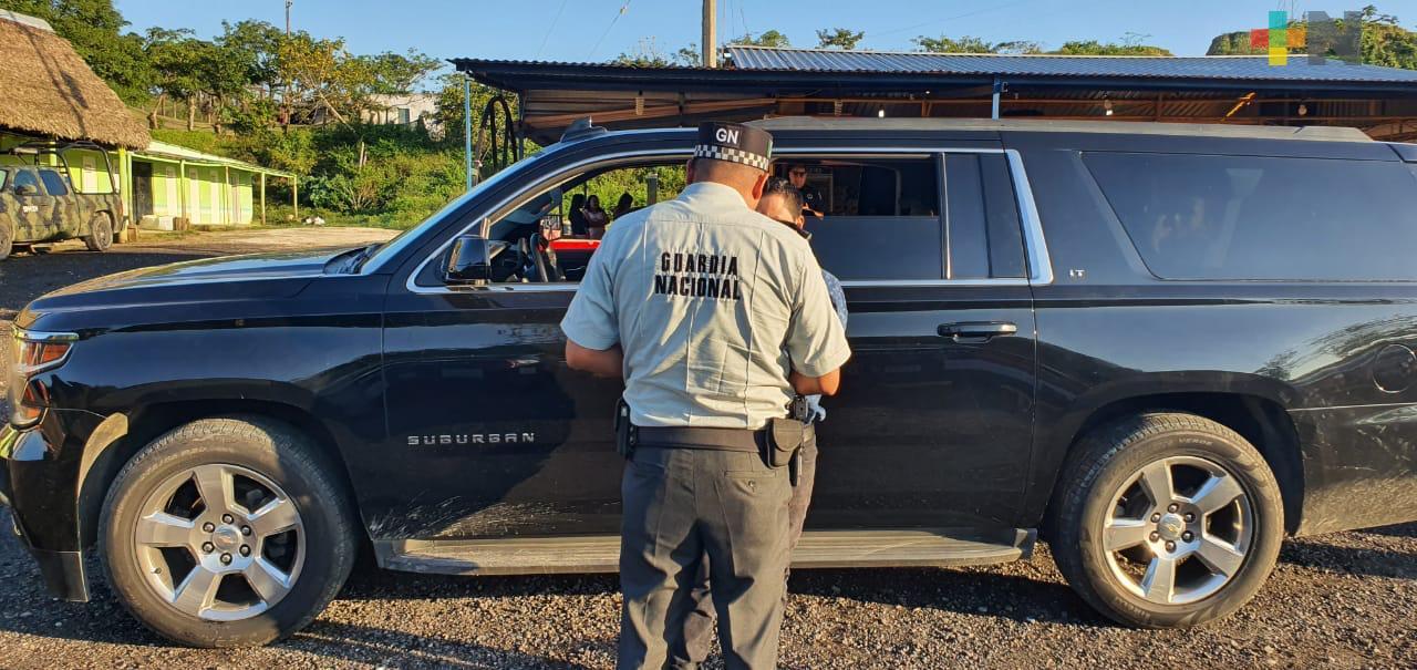 Rescatan a 19 migrantes que viajaban en camionetas