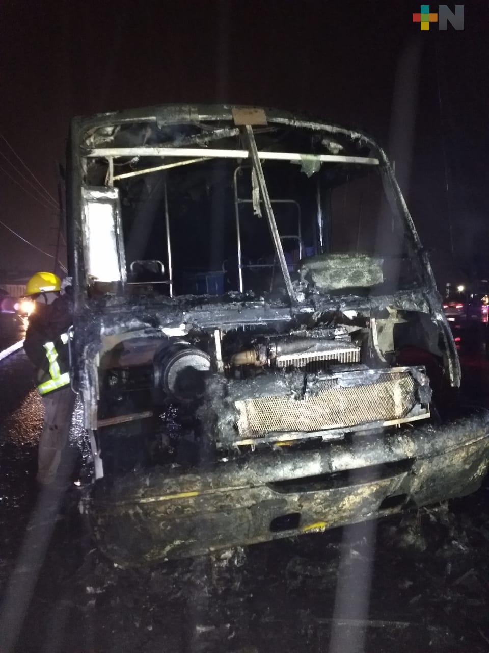 Se incendia camión de pasajeros en la carretera Antigua a Minatitlán