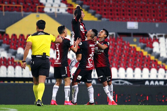 Atlas se impone a un Xolos con 10 y en un estadio Jalisco desierto