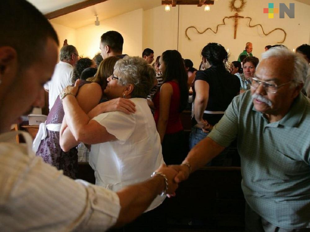 Iglesia católica suspende saludo de la paz durante la misa