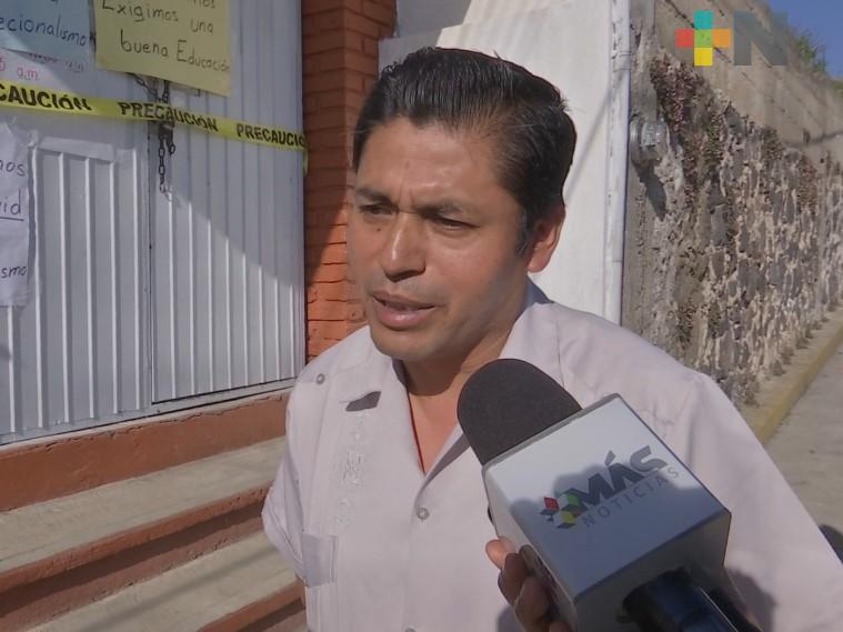 Padre de familia en Acajete, acusa a maestro de inasistencia en escuela primaria; éste se justifica
