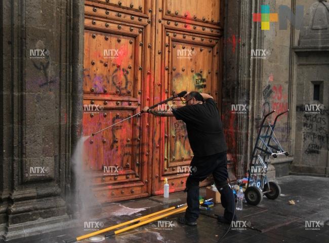 Trabajan en remoción de pintas en Palacio Nacional