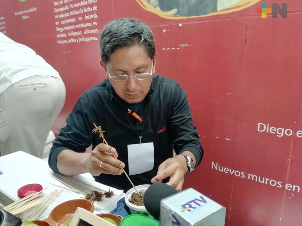 Cocinero artesanal recolecta y prepara alacranes para servirlos asados, fritos o en estofado