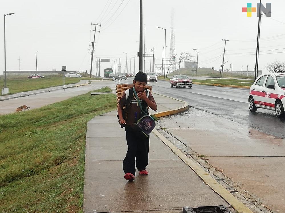 Menor de Coatzacoalcos, vende bolillos para ayudar a su familia