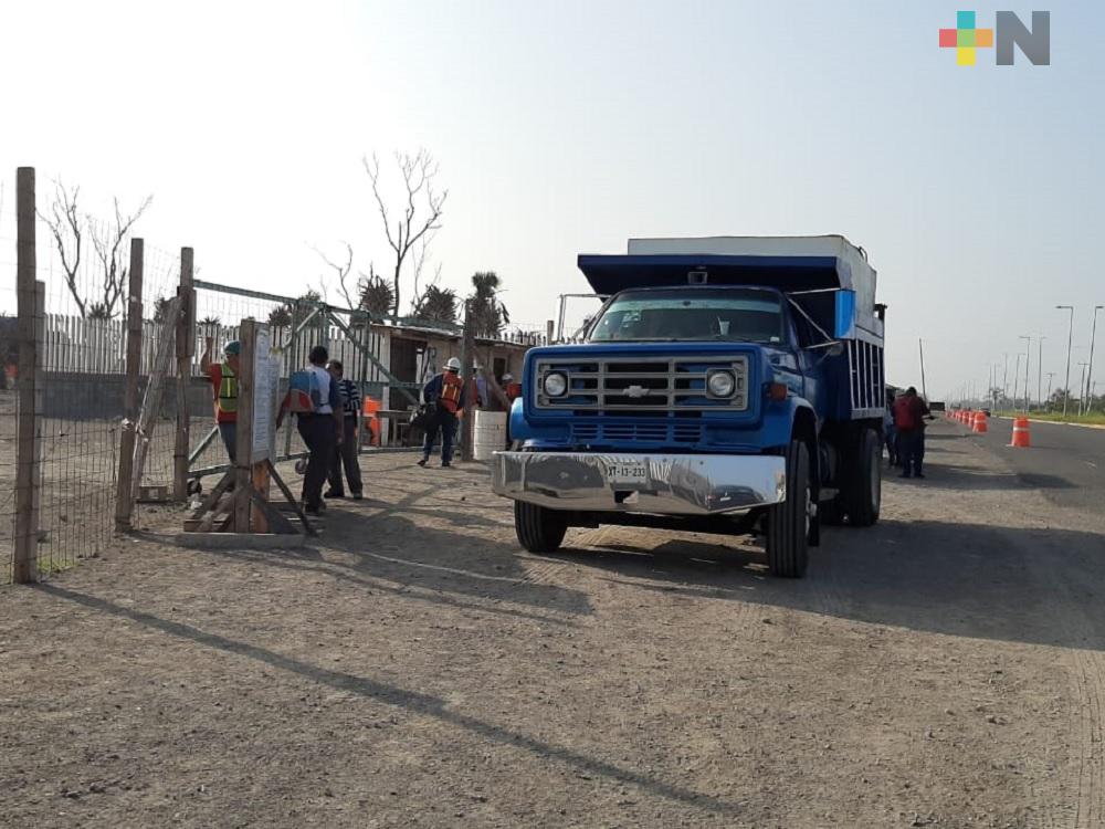 Obreros detienen obra de hospital privado en Boca del Río; exigen pagos atrasados