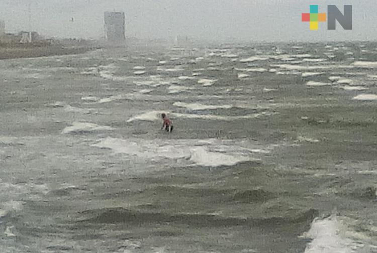 A pesar de fuertes vientos, persona entra a la playa de Coatzacoalcos; PC atiende reporte