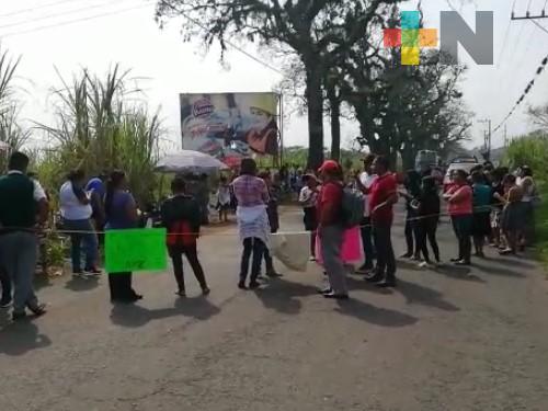 Padres de familia tomaron carretera estatal Tapia- Naranjal; piden destitución de directora
