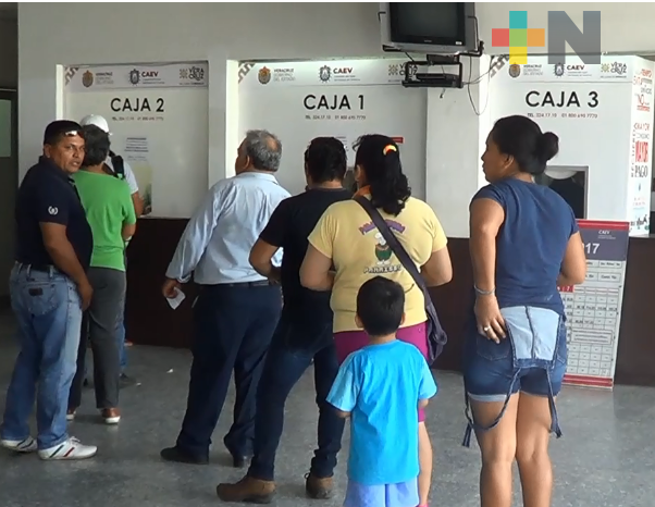 Largas filas de xalapeños que acuden a pagar servicio anual de agua