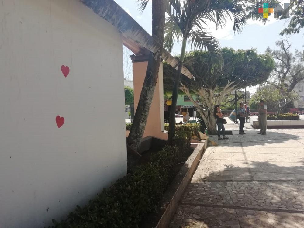 Parque central de Coatzacoalcos amanece con corazones