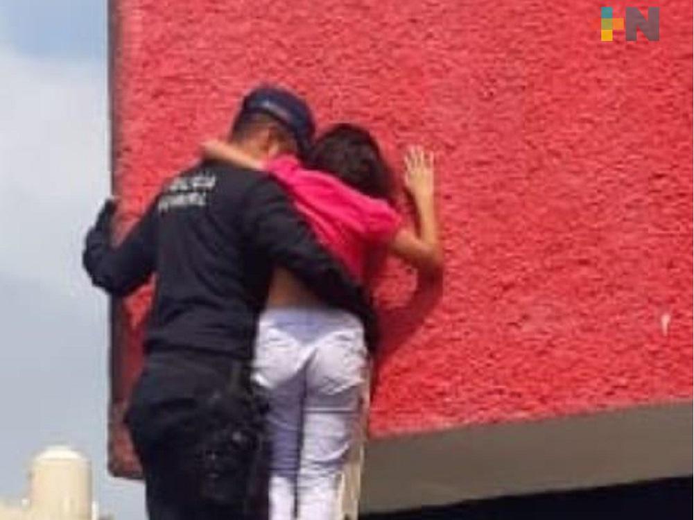 Rescatan policías municipales a tres menores durante incendio en Coatzacoalcos