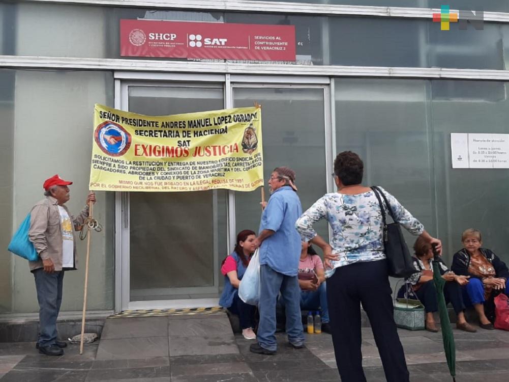 Maniobristas exigen restitución de inmuebles; bloquean SAT de Boca del Río