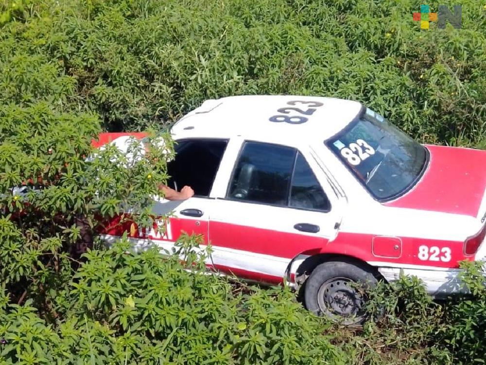 Taxista pierde control de unidad; termina en canal de aguas negras
