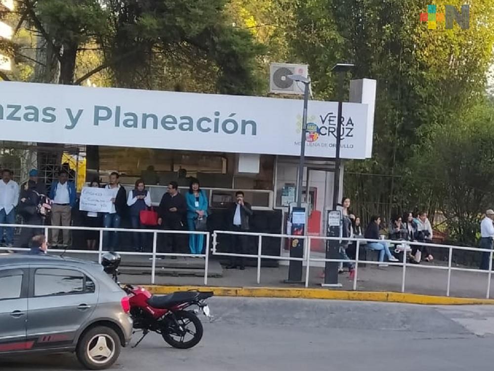 Trabajadores del Poder Ejecutivo exigen basificación; bloquean acceso principal de Sefiplan