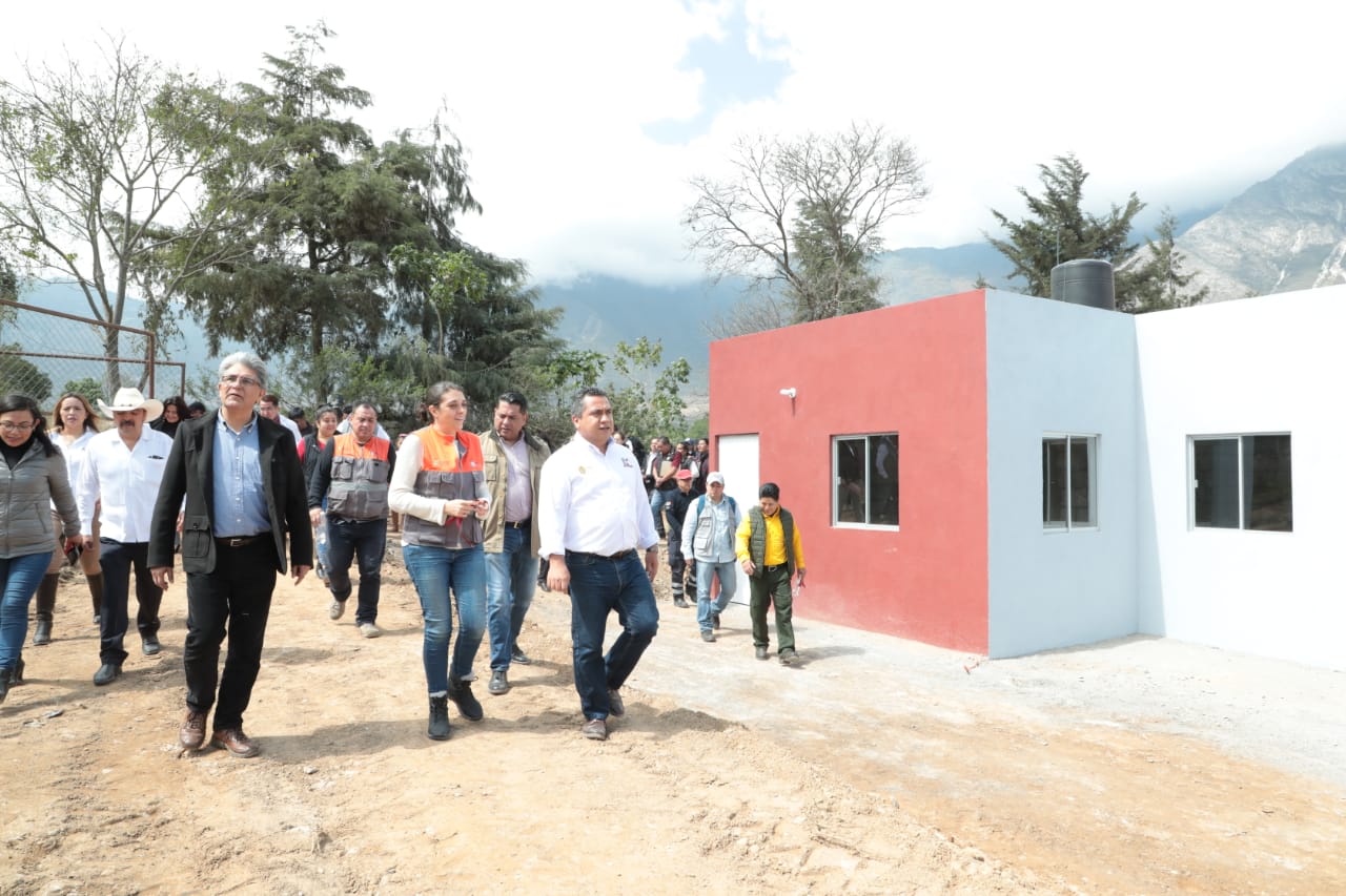 Entrega gobierno del estado viviendas a 80 familias afectadas por barrancada, en Acultzingo