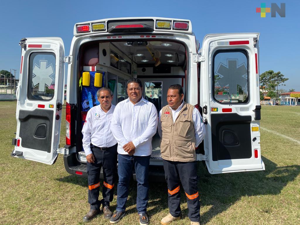 Alcalde de Tres Valles entregó ambulancia gestionada ante PEMEX