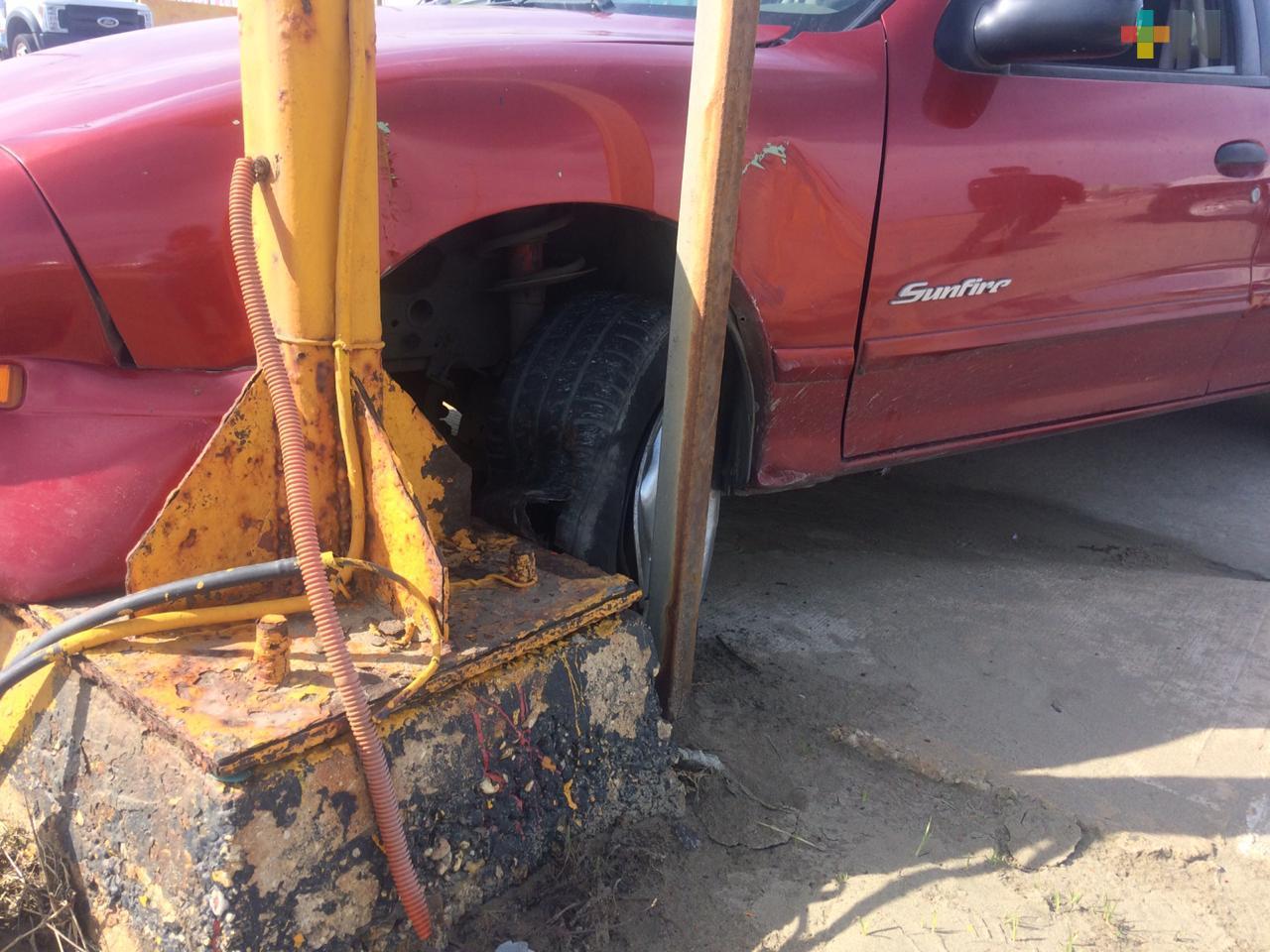 En Coatzacoalcos, auto chocó con semáforo