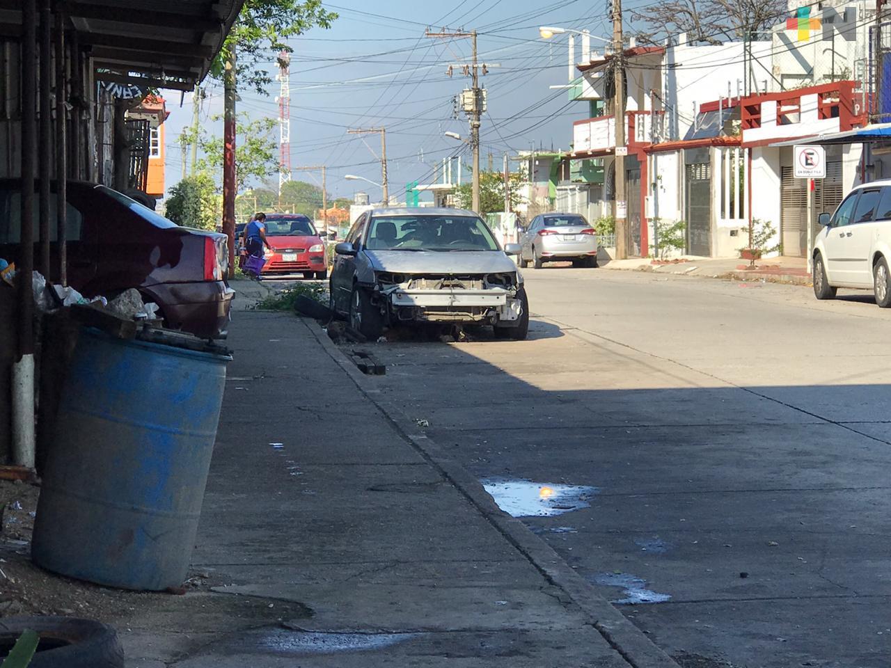 Tránsito y Policía Municipal se coordinan para retenes y retiro de “autos maceta” en Coatzacoalcos