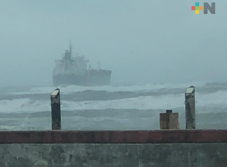 Barco encalla en costas de Coatzacoalcos