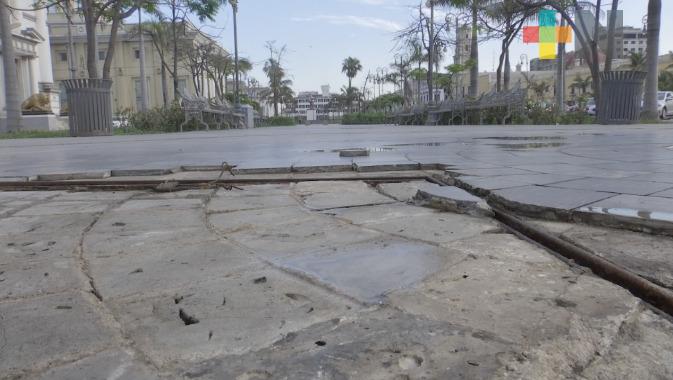 Calles sin alumbrado, edificios en ruinas y obras inconclusas en el centro del puerto de Veracruz