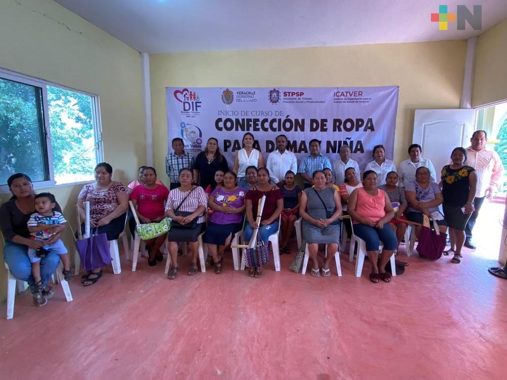 Por gestión del DIF de Tres Valles, Icatver imparte curso de alta costura en Poblado Tres