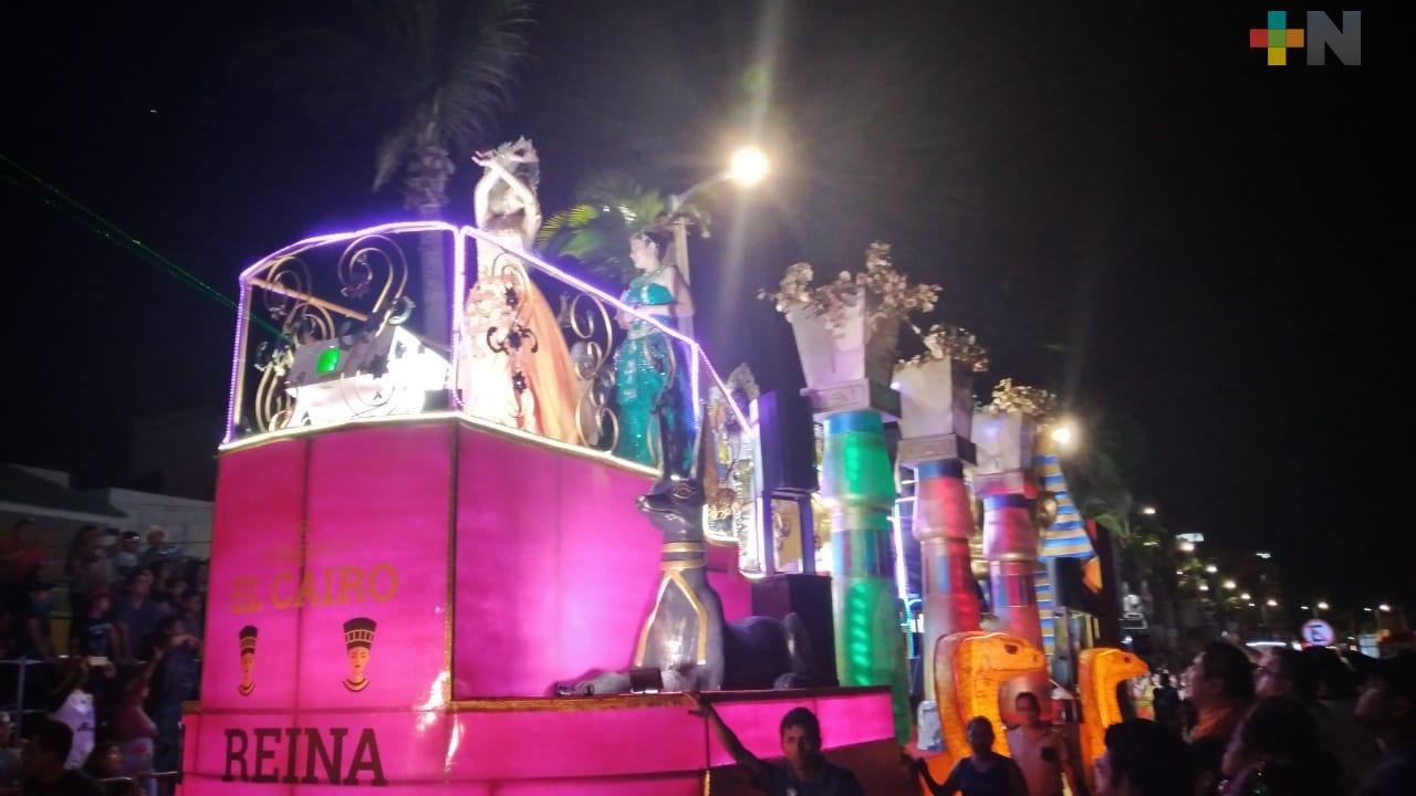 Locales y turistas disfrutaron del cuarto desfile del Carnaval de Veracruz