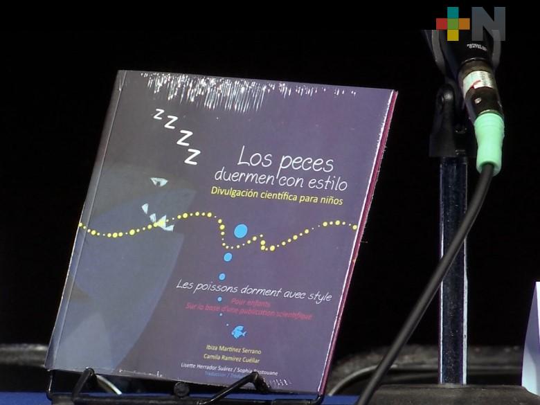 Presentan libro “Los peces duermen con estilo”