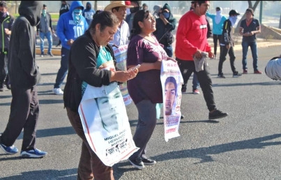 Padres de los 43 normalistas denuncian represión de policías en Chiapas